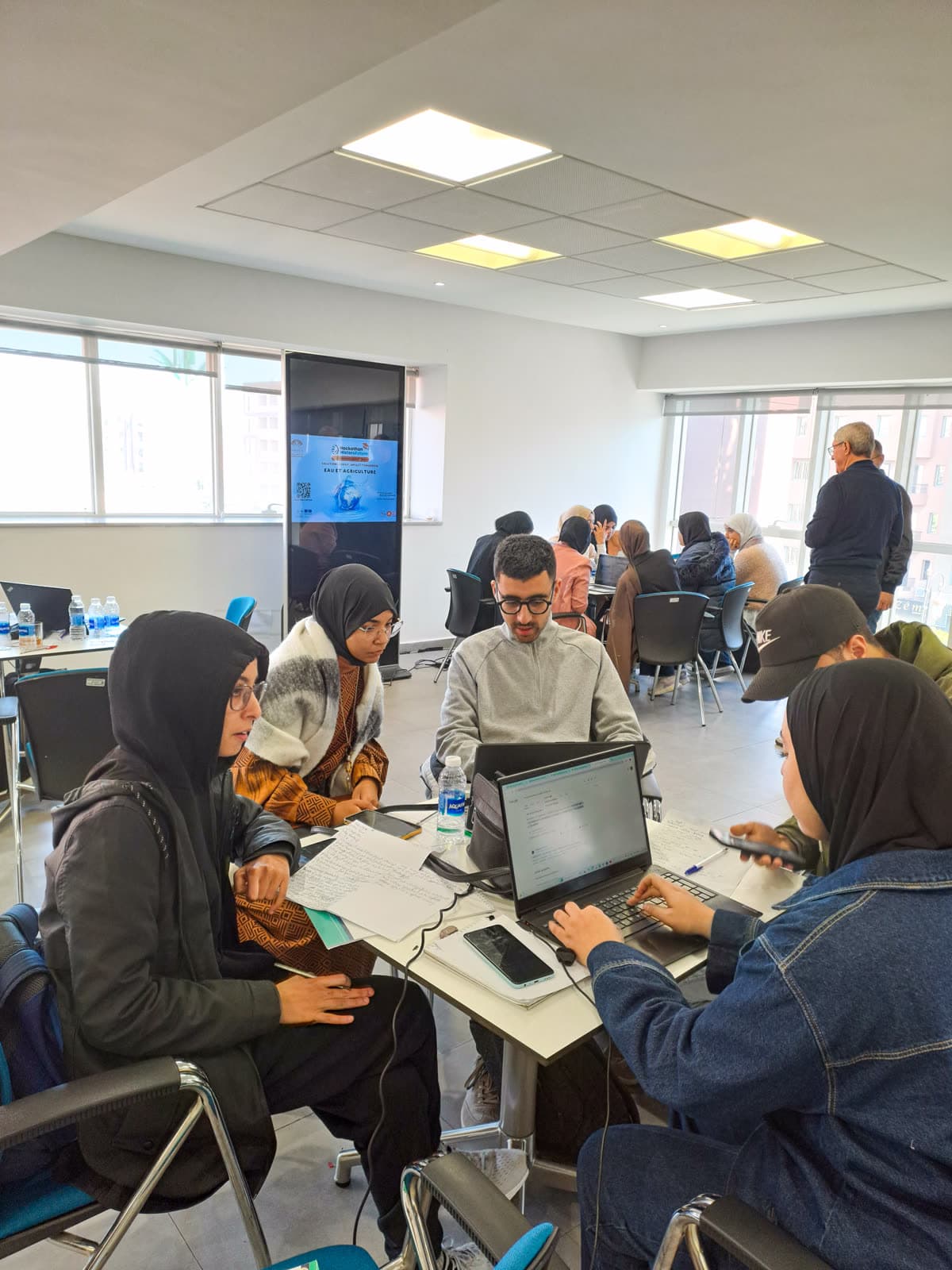 Équipe au travail lors du hackathon Water4Future